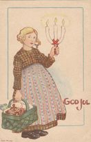 GOD JUL - flicka med pepparkakskorg och trearmat ljus